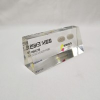 Cadeau promotionnel pharmaceutique : Modèle de capsule de pilule intégrée dans un bloc acrylique, trophée personnalisé en lucite pour exposition médicale