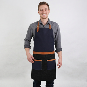 Delantal profesional de lona negra con detalles en cuero, correas ajustables, delantal de trabajo duradero para barberos, cafeterías y cocinas. - Product Image 3