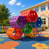 Structure de jeu extérieure pour enfants avec toboggan et filet d'escalade, idéale pour les garderies et les établissements éducatifs, qualité commerciale