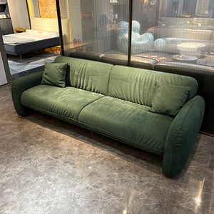 Il divano realizzato con tessuti di alta qualità ha una sensazione morbida e delicata al tatto e è molto comodo da sedersi sopra. - Product Image 1