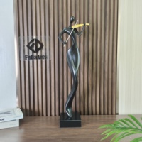 Statue d'art minimaliste italienne en forme de violon 80x22x13cm pour la décoration intérieure, escalier, couloir et hall d'entrée - Livraison rapide DDP