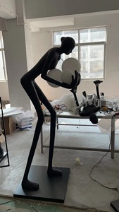 Lampe sur pied LED moderne en forme de sculpture tenant une <span class=keywords><strong>boule</strong></span>, base E27, construction en résine, abat-jour en verre, haute luminosité pour hall d'hôtel et exposition - Product Image 5