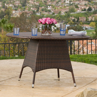Table de salle à manger ovale en rotin PE résistant aux intempéries pour bord de piscine, avec plateau en verre, table de patio en osier pour repas de loisirs en extérieur