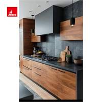 Armoires de cuisine sur mesure haut de gamme Allandgroup, style bois massif noyer noir, éclairage LED à capteur avec armoires en verre et îlot