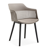 Chaise en PP de conception moderne en gros avec accoudoirs, ensemble de meubles de salle à manger en plastique, tables et chaises pour restaurant, café, hôtel