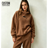 Ensemble brodé personnalisé pour femme en polaire Teddy avec étiquette tissée, comprenant un sweat à capuche et un pantalon de survêtement chaud d'hiver, deux pièces, par le fabricant