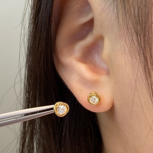 อาซูโอ ไฟน์ จิวเวลรี่ 18K ทองคำแท้สีเหลือง Au750 เพชรธรรมชาติแท้ ทรงบริลเลียนท์คัท 0.30 กะรัต ต่างหูแบบติดหูรูปดอกไม้ขนาดเล็กสุดคลาสสิก ของขวัญ - Product Image 6