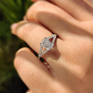 Bague de fiançailles unique en diamant de laboratoire avec une esthétique minimaliste pour les femmes élégantes et les futures mariées d'Inde - Product Image 2