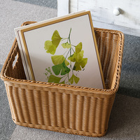Panier carré en rotin plastique durable avec poignée découpée, idéal pour organiser les serviettes dans les hôtels, les B&B, les spas, la blanchisserie et à la maison