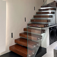 Escalier en L de luxe avec garde-corps en verre, marches en bois et cadre noir, design élégant pour les maisons modernes