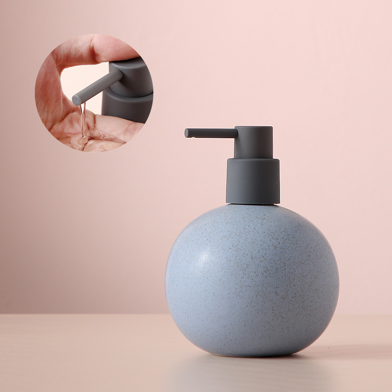 Lotion - grand flacon rose et bleu - avec pompe distributrice orientée vers le bas.