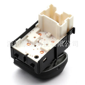 Interrupteurs de lève-vitres Reynolds pour le contrôle des vitres de véhicule - Product Image 1