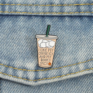 Spilla in smalto con <span class=keywords><strong>citazione</strong></span> lifestyle: 'Iced Coffee Spicy Books', 'I Like My Coffee Iced and My Books Spicy', vendita all'ingrosso - Product Image 1