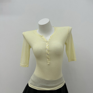 เสื้อไหมพรมเฮนลีย์ SUHE TS-015 สำหรับผู้หญิง แขนสามส่วน ทรงเข้ารูป สีพื้น ระบายอากาศได้ดี เหมาะสำหรับฤดูร้อน - Product Image 4