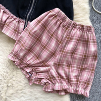 Ensemble d'été pour femme : Robe sans manches à col licou, fermeture éclair sur le devant, ceinture à la taille et ourlet à volants, avec short à carreaux