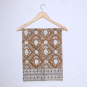 Chemin de table décoratif en tissu de qualité supérieure, élégant et élégant pour les tables à manger et le salon. - Product Image 4