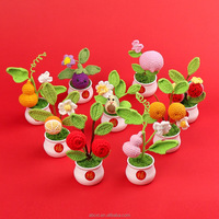 Kunstmatige fruitplant in pot, handgebreid en gehaakt fruit (perzik, avocado, watermeloen, kiwi, aubergine, citroen, perzik) plant in pot