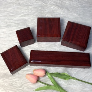 Boîte à bijoux en bois de luxe avec doublure en velours pour la présentation de colliers et de bracelets, emballage cadeau, fermeture à charnière, forme rectangulaire - Product Image 5