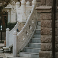 Balustre en granit d'extérieur OEM, balustrade en pierre courbée sur mesure pour escalier, pilier décoratif en pierre pour jardin, cour et balcon