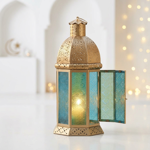 Lanterne à bougie marocaine en métal doré avec verre coloré, fabriquée à la main pour la décoration de la maison pendant le Ramadan - Product Image 2