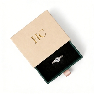 กล่องใส่แหวนแฟชั่นสุดหรู กล่องของขวัญเครื่องประดับแบบกำหนดเอง กล่องลิ้นชักแข็งพร้อมแผ่นรองพับได้ ปั๊มโลโก้แบบนูนต่ำตามสั่ง บรรจุภัณฑ์เครื่องประดับแบบ OEM - Product Image 1