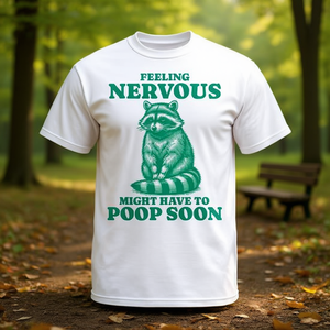 Camiseta con estampado de mapache: Sientes ansiedad y tal vez te vayas a tener que hacer pipí pronto - Product Image 3