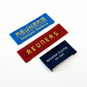 Étiquettes de vêtements en polyester écologiques tissées sur mesure de luxe avec logo en relief et extrémité asymétrique pour vêtements, chaussures, sacs, jeans - Product Image 6