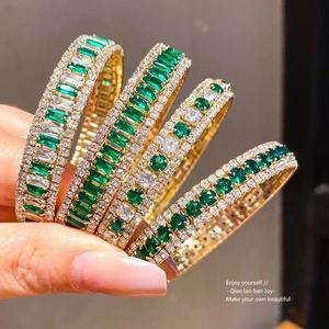 Brazalete de Zirconia Verde Chapado en Oro con Eslabones de Diamantes de Imitación y Dije Geométrico, Joyería de Muñeca para Fiestas y Uso Diario - Product Image 1
