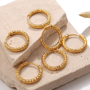 Boucles d'oreilles créoles dorées à texture gaufrée, design minimaliste, bijoux de mode pour femmes - Product Image 3