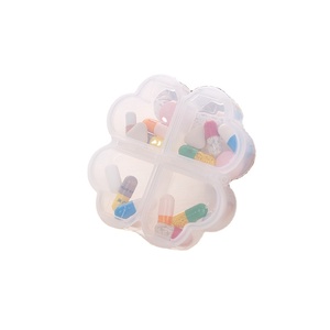 Caja de pastillas con logotipo personalizado de alta calidad, 4 Uds., organizador de pastillas, caja de pastillas de trébol con compartimento grande de cuatro hojas - Product Image 1