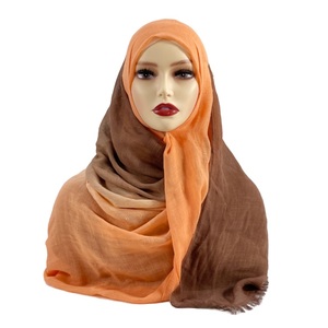 Vente en gros <span class=keywords><strong>Hijab</strong></span> dégradé ombré en coton Écharpe <span class=keywords><strong>Hijab</strong></span> tissé en coton viscose rayonne modal Châle <span class=keywords><strong>Hijab</strong></span> bicolore Tie Dye pour femmes - Product Image 3