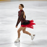 Robe de patinage artistique à manches longues avec découpe au dos, dégradé noir et rouge orné de strass, en tissu mesh pour compétition et spectacle sur glace (adultes et enfants)