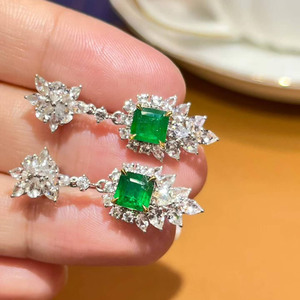Boucles d'oreilles pendantes en or massif 18 carats pour femmes, émeraude verte Muzo naturelle de 1,77 ct avec 48 pierres précieuses d'accentuation en saphir blanc, bijoux fins - Product Image 1