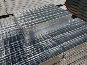 Grilles en acier pressé avec mailles galvanisées à chaud 44 x 44 pour couvercles de drains, grilles en acier sur mesure - Product Image 5