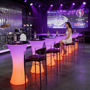 Juego de Muebles de Plástico para Jardín, Patio o Terraza, con Mesa Alta Iluminada LED, Sillas y Sofá, Ideal para Fiestas y Eventos - Product Image 4