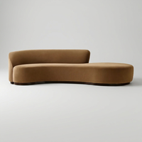 Canapé asymétrique moderne sans accoudoirs, au design raffiné et décontracté, avec une silhouette généreusement rembourrée et une base en bois brun, idéal pour appartement et école