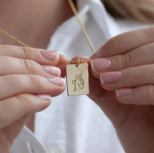 Collar Personalizado Grabado con Arte <span class=keywords><strong>de</strong></span> Líneas <span class=keywords><strong>de</strong></span> Mamá Abrazando a Bebé, Joyería <span class=keywords><strong>de</strong></span> Acero Inoxidable Personalizada, Regalo <span class=keywords><strong>para</strong></span> <span class=keywords><strong>el</strong></span> Día <span class=keywords><strong>de</strong></span> la Madre, Nueva Mamá - Product Image 4