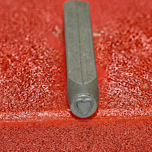 Poinçon en métal à motif cœur en dentelle pour la fabrication de bijoux, la gravure sur métal, le gaufrage artisanal DIY et l'outil de marquage décoratif manuel | GS1457U - Product Image 1
