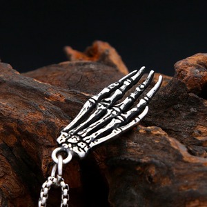 Yunnique – pendentif main squelette en acier inoxydable pour hommes, chaîne de 60cm, bijoux d'halloween - Product Image 4