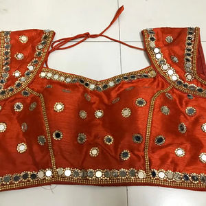 Haut court de sari rembourré en satin tissé, élégance éthérée, manches courtes, pour mariage d'hiver - Product Image 1