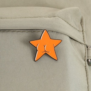 Épinglette émaillée étoile orange amusante avec motif de fesses, badge créatif de meme, broche étoile originale pour sacs à dos et vestes, humour mode - Product Image 4