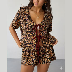 Set Pigiama Estivo da Donna Due Pezzi con Camicia Cardigan a Maniche Corte con Colletto alla Marinara e Fiocco Frontale, Pantaloncini Larghi con Stampa Leopardata - Product Image 1