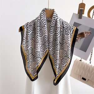 ผ้าพันคอไหมพิมพ์ลายคลื่นสีดำขาว ขนาด 70 ซม. สำหรับเครื่องแต่งกาย - Product Image 1