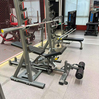 Banc de musculation multifonctionnel commercial avec rack à squats et banc plat pour haltères