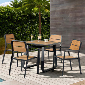 Set Moderno di Tavolo e Sedie da Esterno Impermeabile e Resistente al Sole per Giardino e Cortile in Plastica e Legno 2 Posti Senyi Intelligence RU-01 - Product Image 3