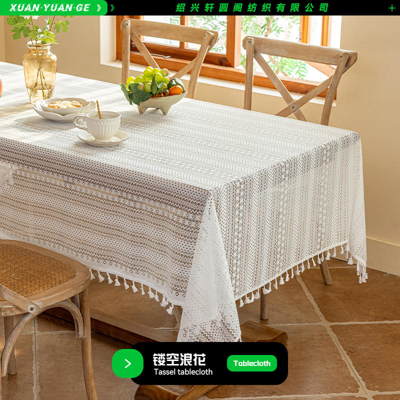 Nappe à pompons ondulés ajourés