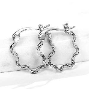 Orecchini a Cerchio E920 in Oro Bianco, Gioielli Minimalisti Unisex di Alta Qualità - Product Image 4