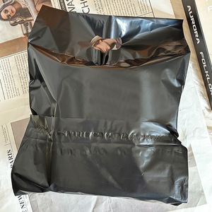 Sac fourre-tout noir brillant 14 mil, sac de coursier auto-adhésif imperméable pour la logistique de vêtements - Product Image 2