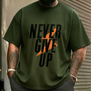 Camiseta de manga corta para hombre con estampado Never Give Up, color verde oliva, algodón, informal, cuello redondo, corte regular - Product Image 1