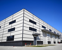 Atelier d'usine moderne en structure métallique préfabriquée, bureau et entrepôt avec ossature en acier léger pour usage commercial